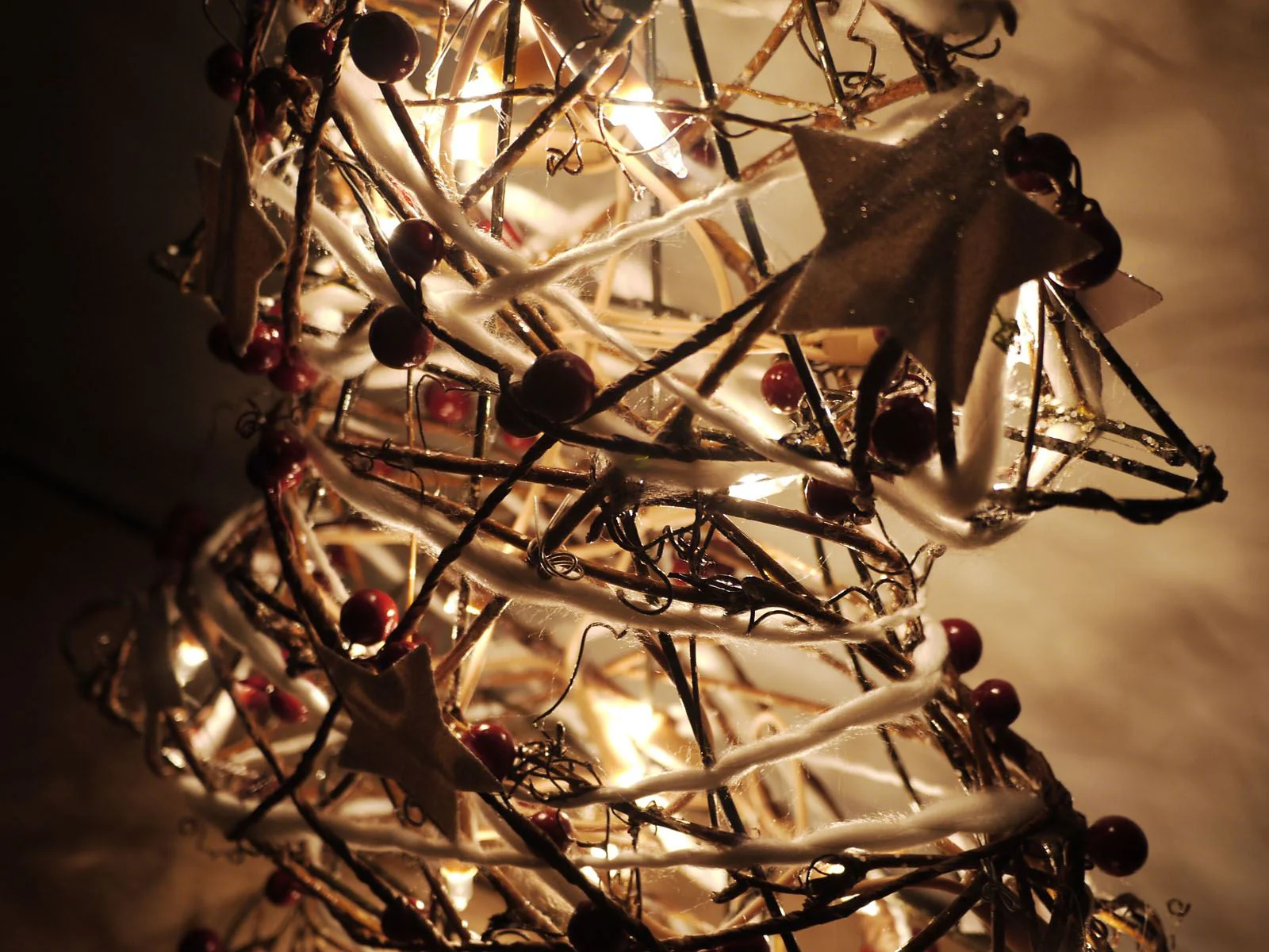 Rustic Rattan Light-Up Christmas Tree 48cm - Image 2